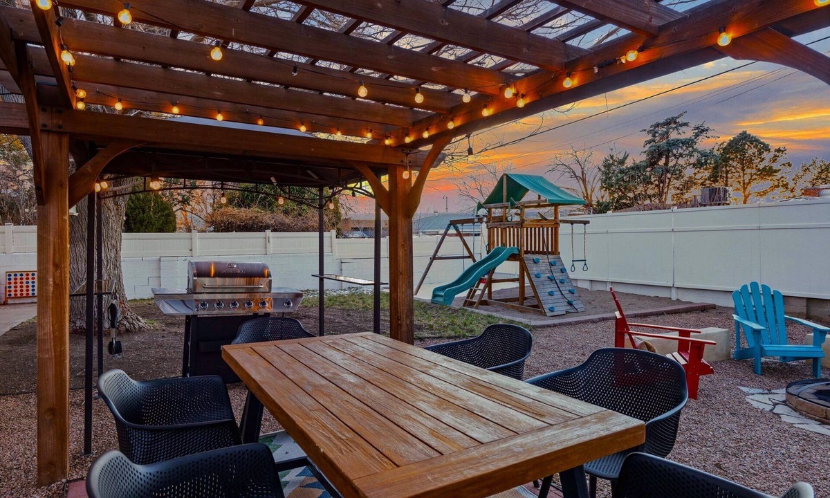 Inez House | Retreat w/HotTub, Steam Room, BBQ, Arcade, Nintendo Switch, WorkSpace & W/Dn
