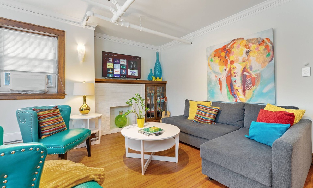 Andersonville Apartment | Retro Apartment in Andersonville