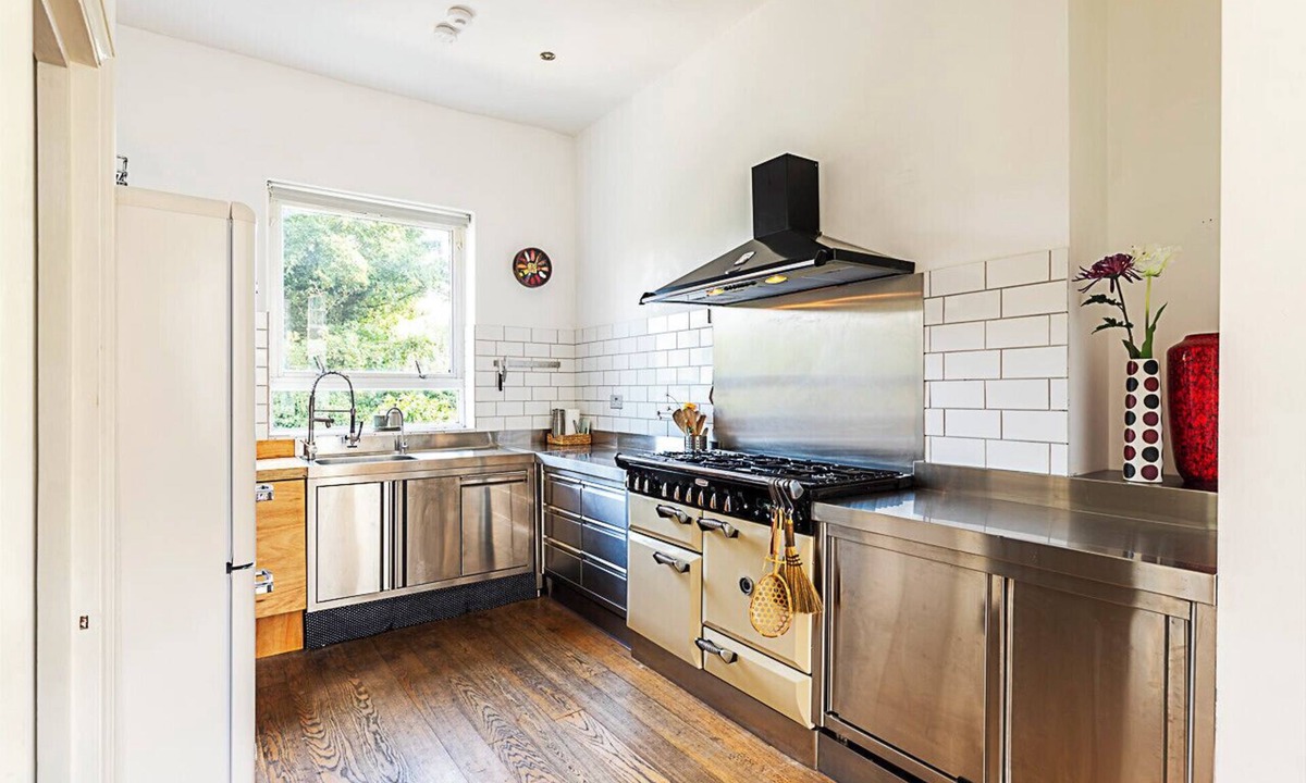 Stroud Green Apartment | Retro Charm and Modern Comforts