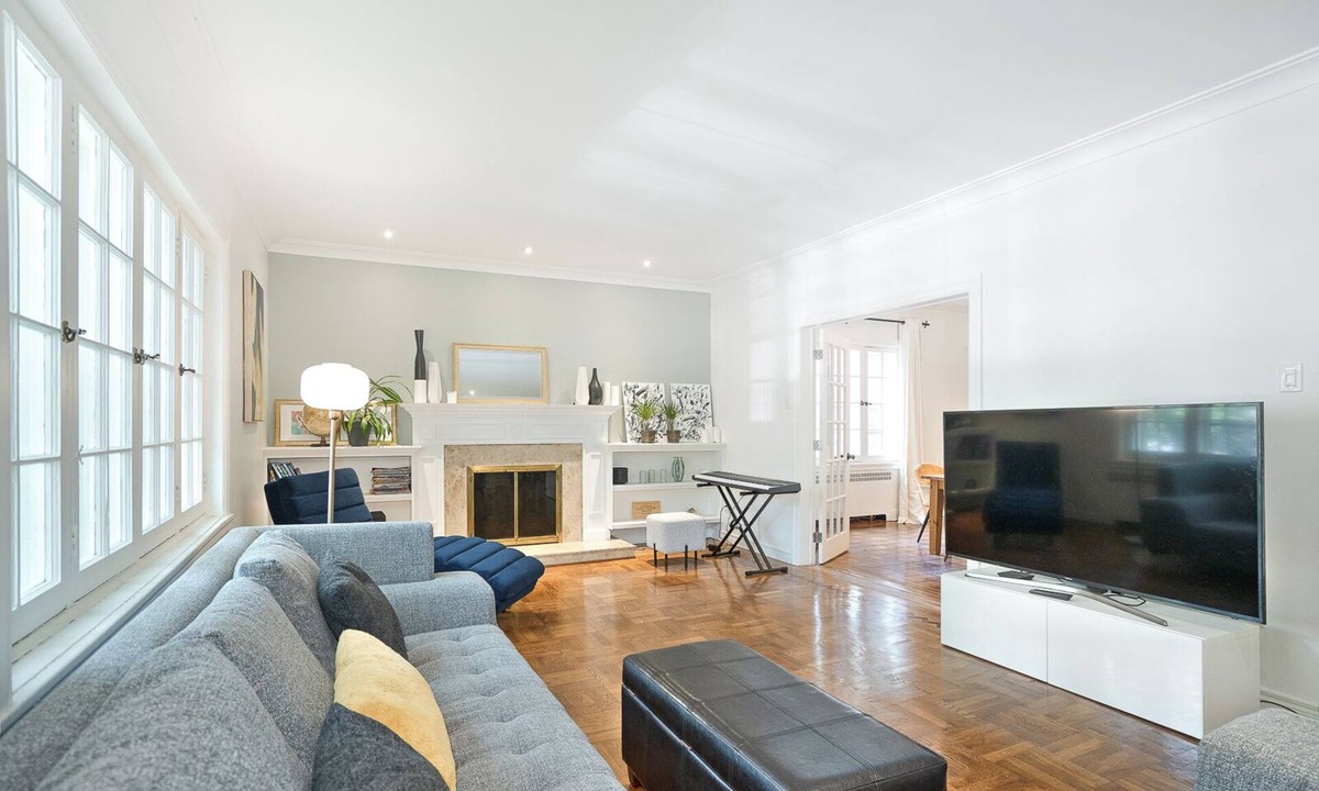 Cote-Des-Neiges—Notre-Dame-De-Grace Condo | Retro-Chic Spacious Home on 2 floors in Montrealn
