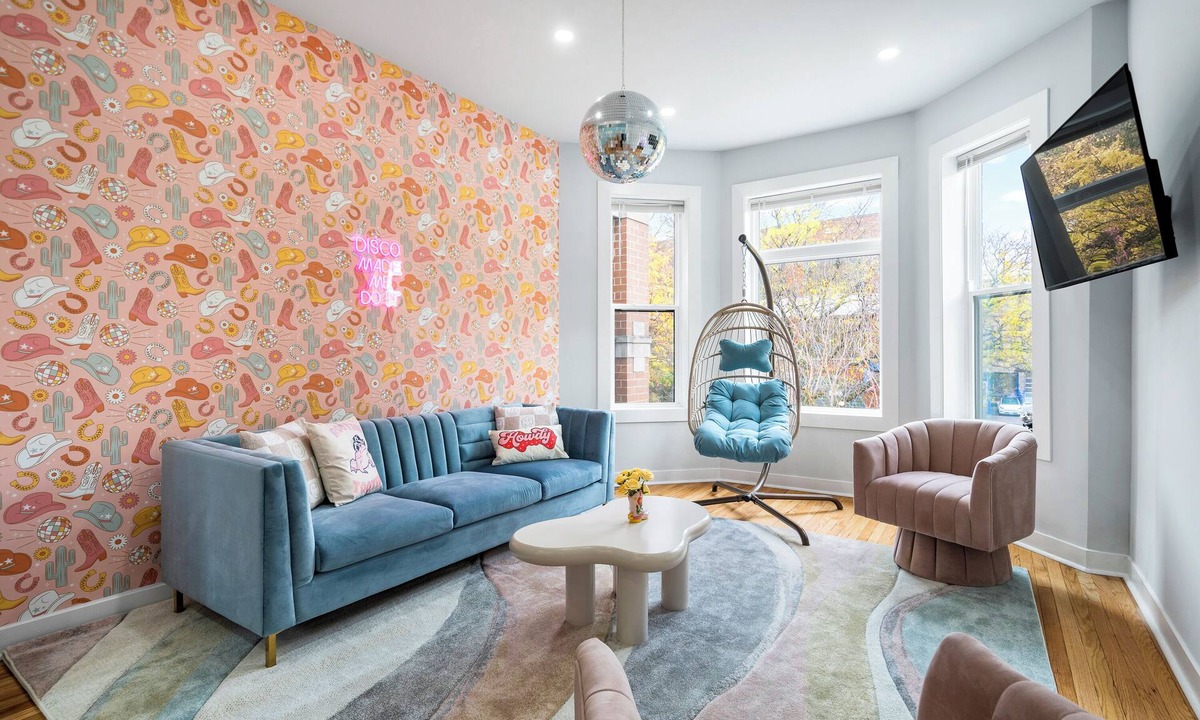 Lakeview House | Retro Disco Cowboy Fun, Walk to Wrigley, Restaurants/Bars! 15 mins to downtown!