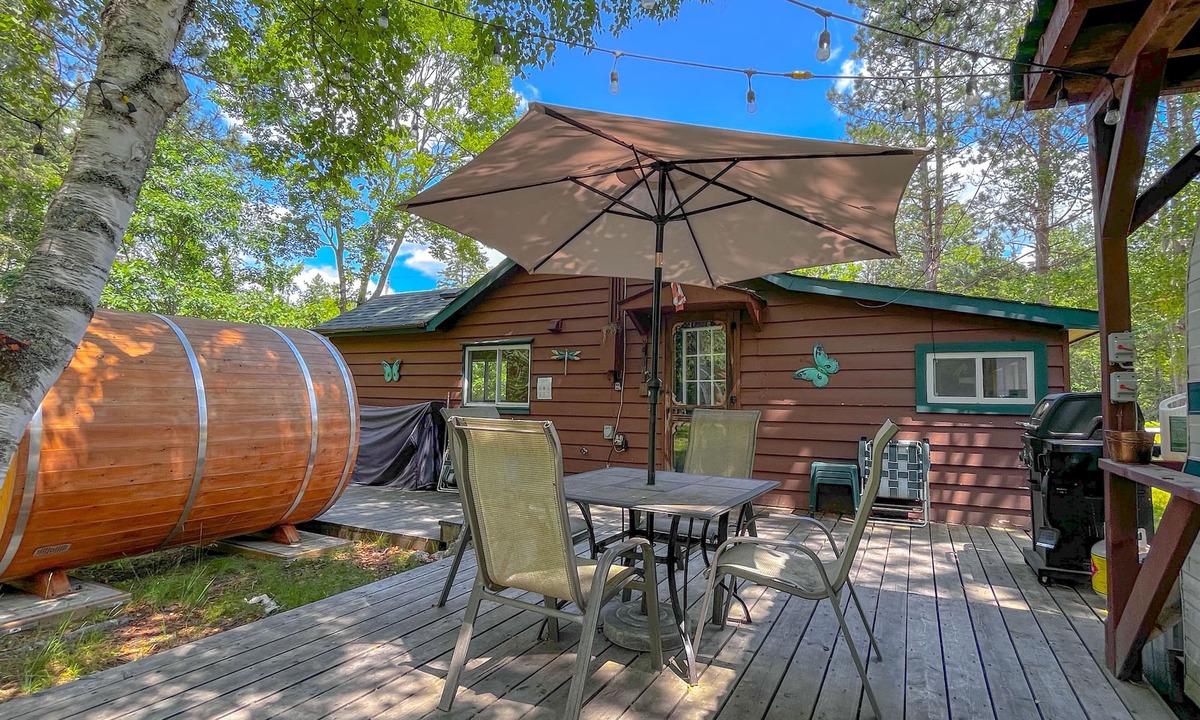 Purdy Cabin | Retro Fosters Lake Cabin- Romantic Retreat w Sauna & Volleyball Court