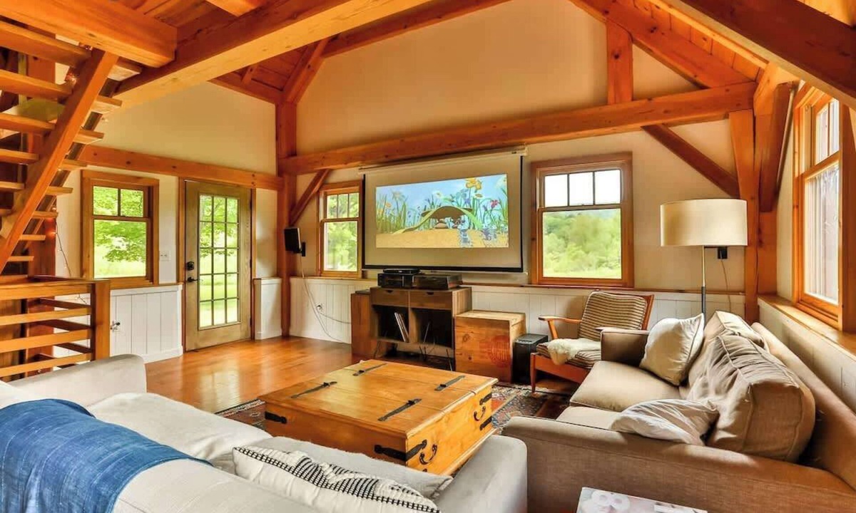 Town of Conesville House | Retro Hideaway w/Movie Projector & Games