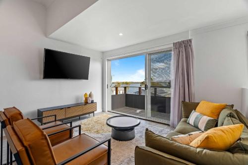 Buff Point Apartment | Retro Lake Vista By Coast Hosting