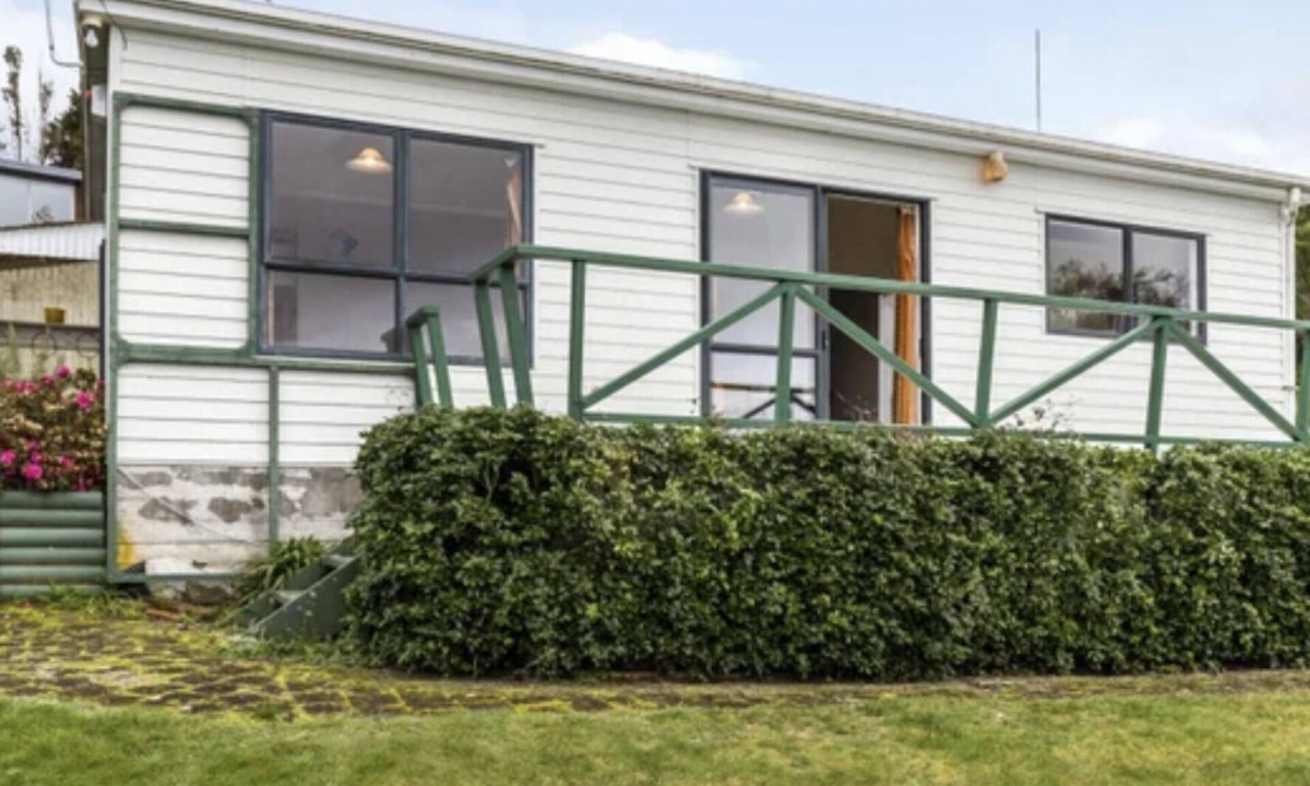 Whareroa Village Cottage | Retro Lakeside Retreat