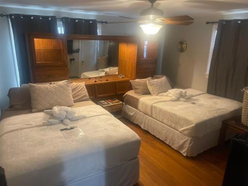 Sanford House | Retro Ranchhouse - Main Bedroom