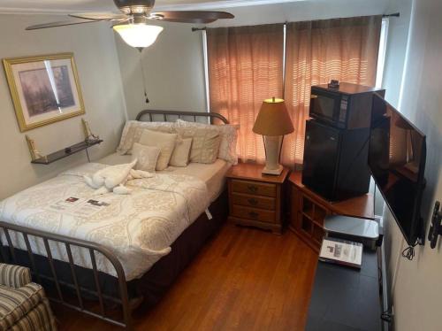 Sanford House | Retro Ranchhouse - Private Room 2