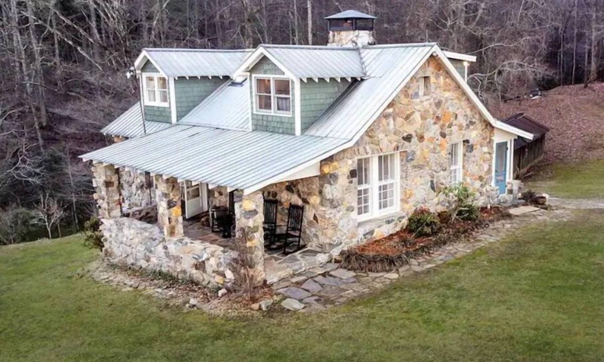 Suches Cottage | Retro Rock Cottage- Private Toccoa River Retreat