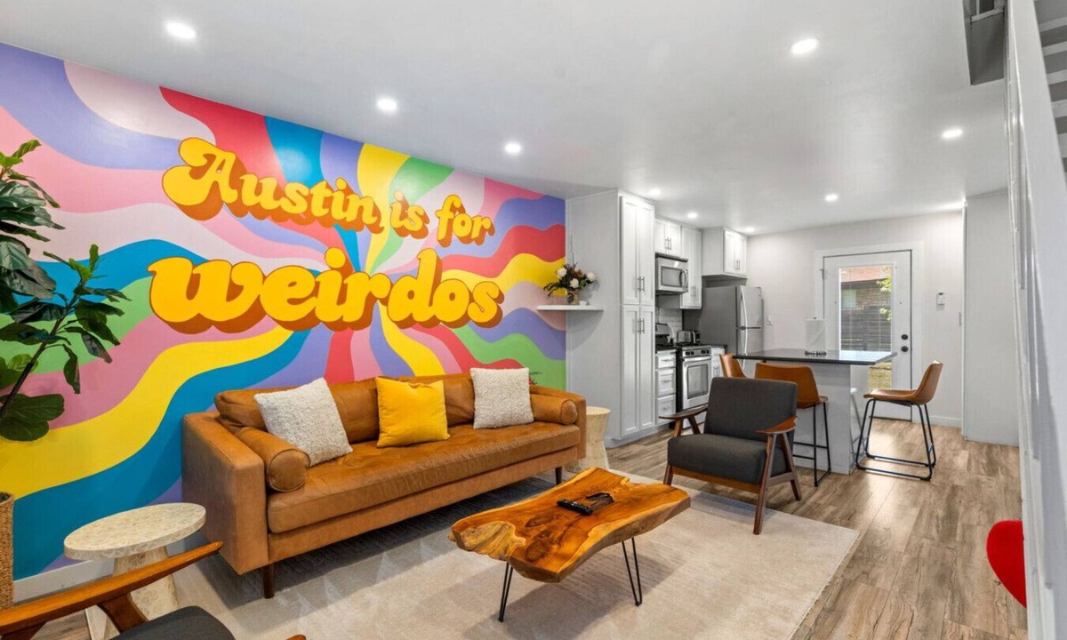St. Edwards House | Retro SoCo GetawayTownhome!