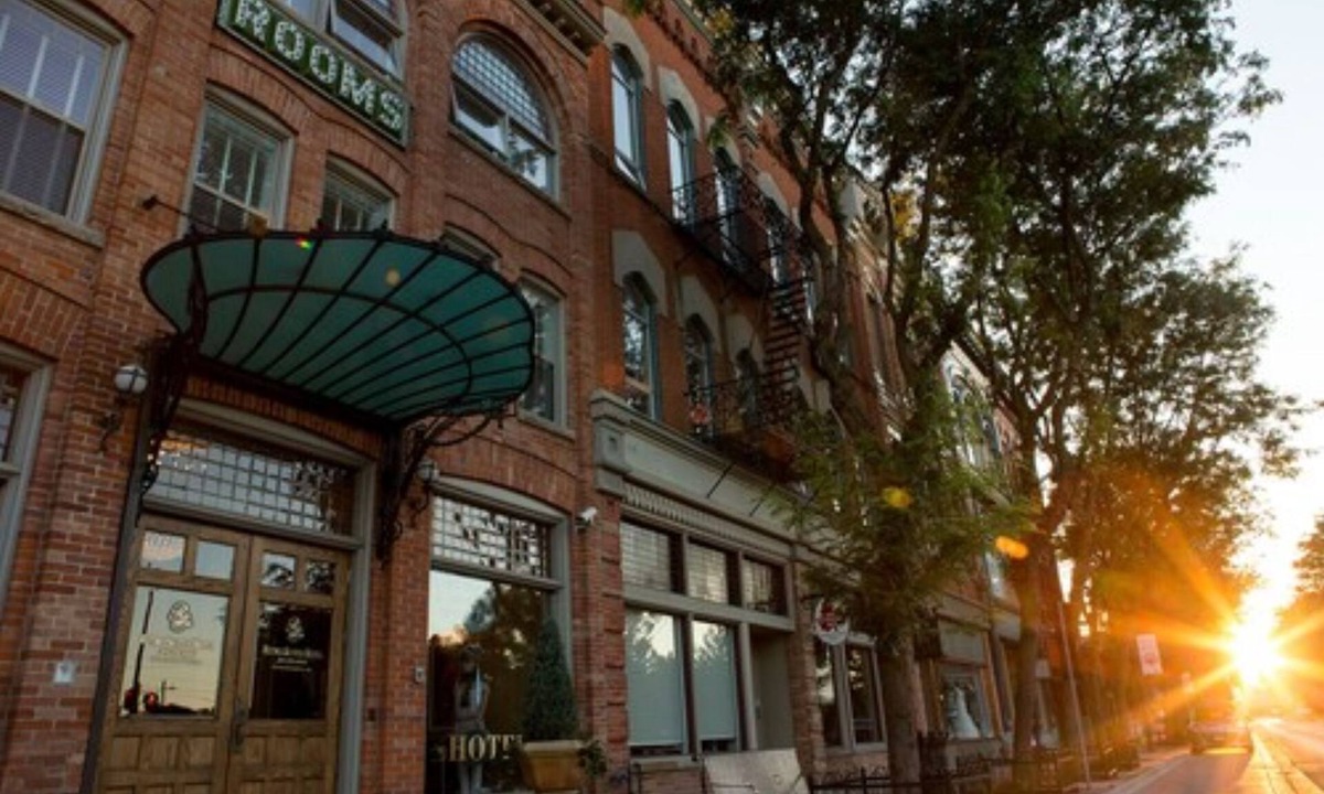 Chatham-Kent Hotel | Retro Suites Hotel