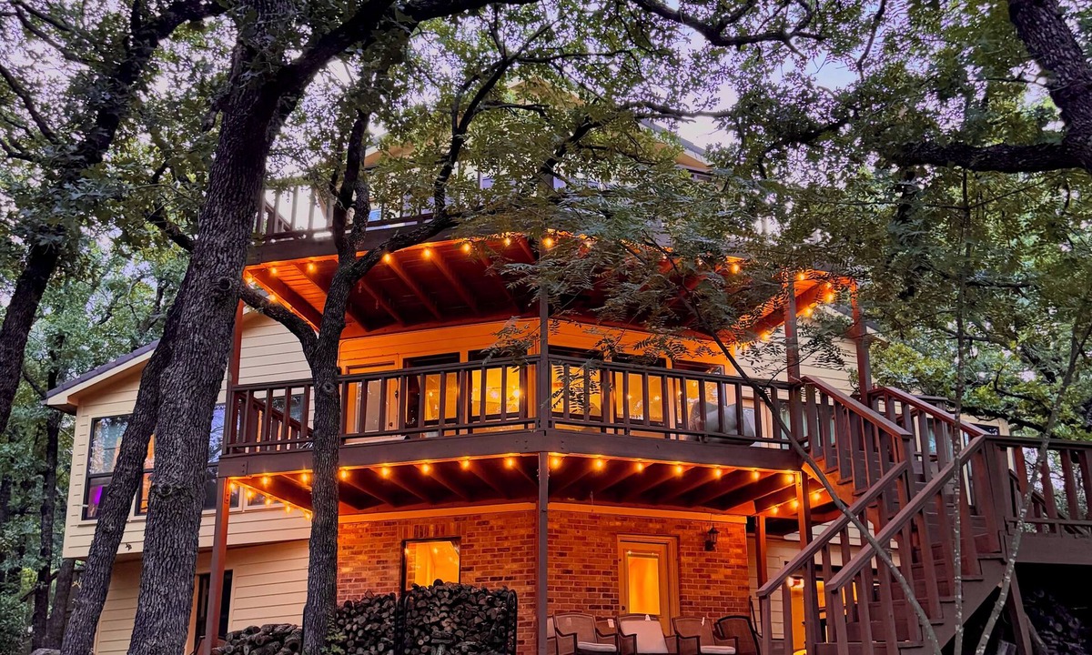 Flower Mound Cabin | Retro Time Capsule - Walk to lake, Fire Pit, Pool Table, Arcade Games, Sleeps 8