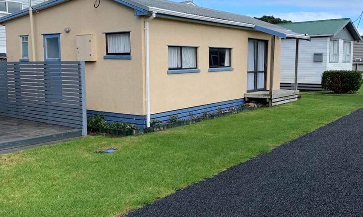 Urenui House | Retro Urenui Beach Bach