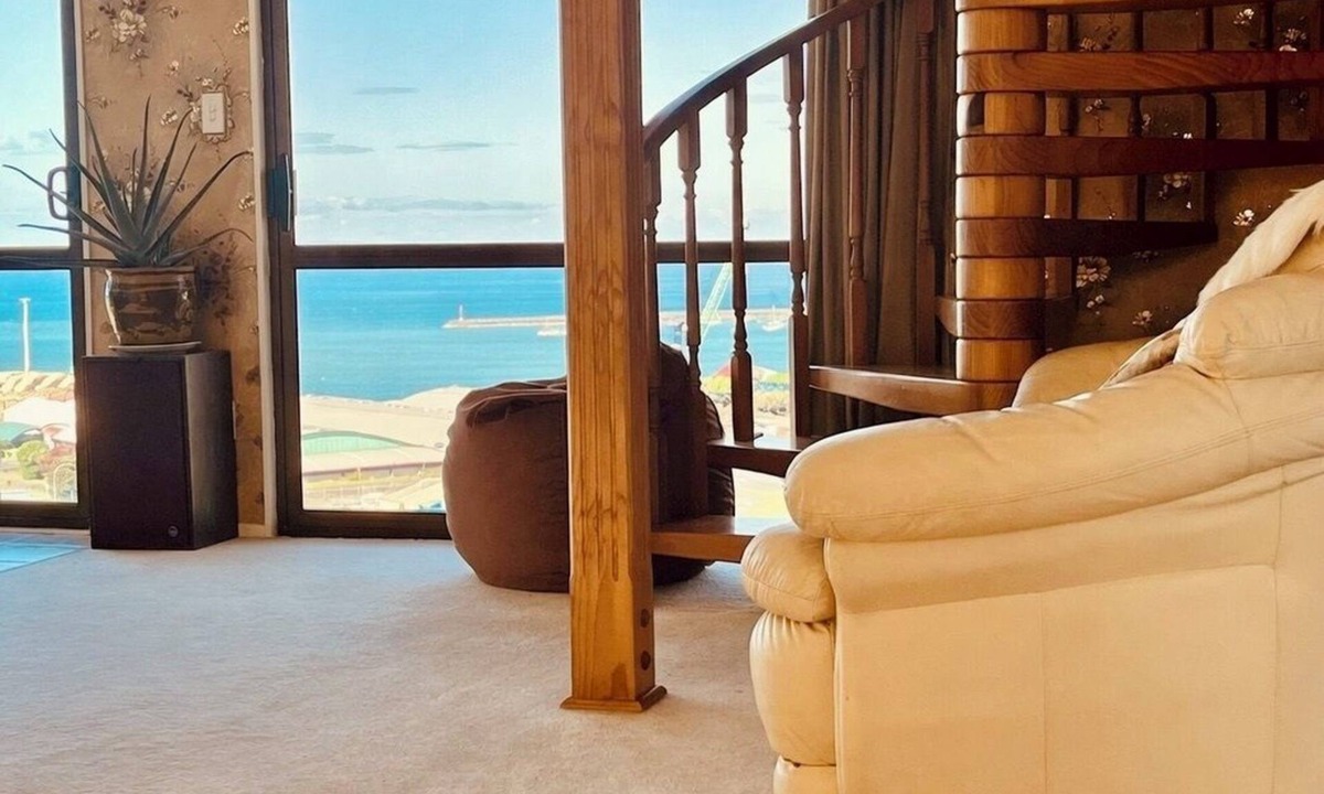 New Plymouth House | Retro Views