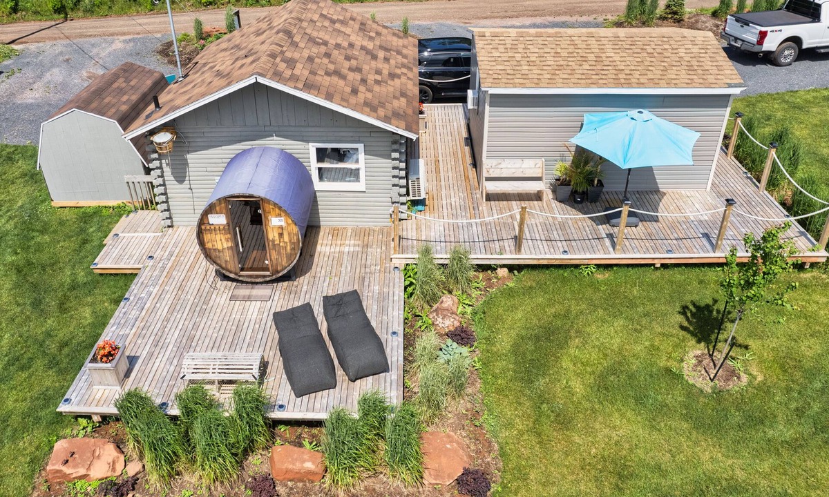 York Cottage | Reunion Cottages, 5 minutes walking to beach entrance & Stanhope Golf Course.