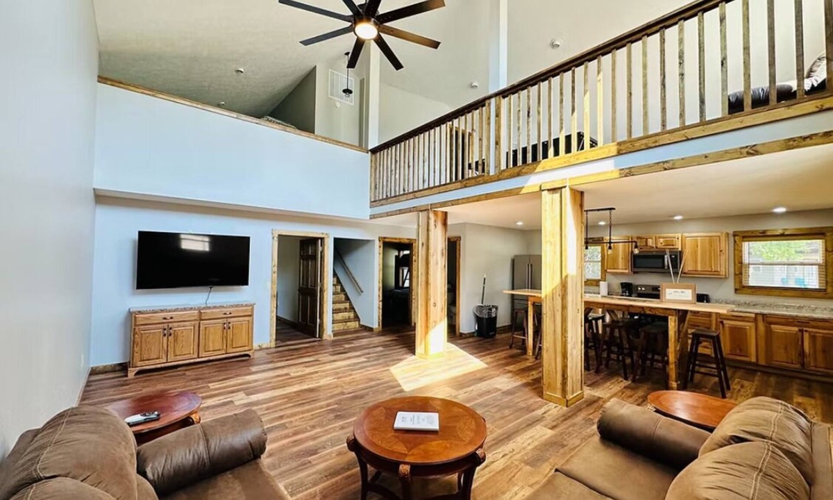 Attica House | Rev-It Resort - Large Lofted Villa w/11 Beds, 4 Baths, Pool Table & Ping Pong