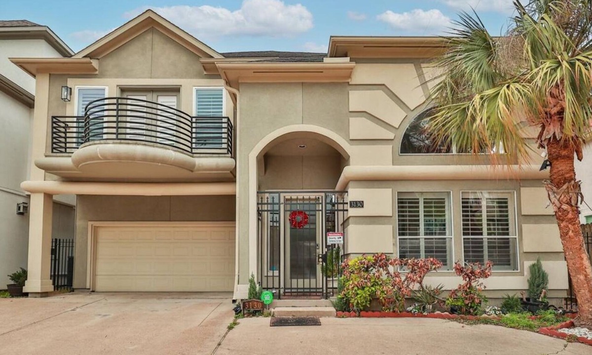 Uptown House | REVENE - near Galleria Mall