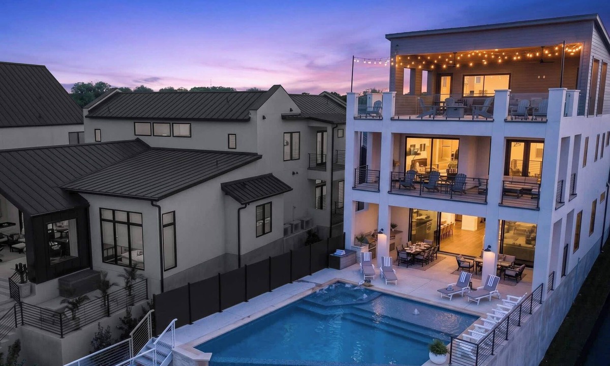 Kingsland House | Reynolds Rooftop Sky Lounge, Concierge Services