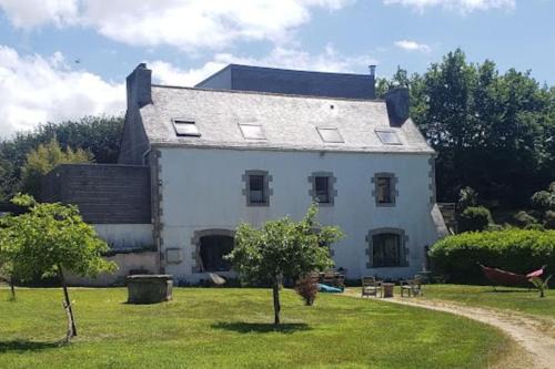 Henvic Apartment | rez de jardin ancien moulin