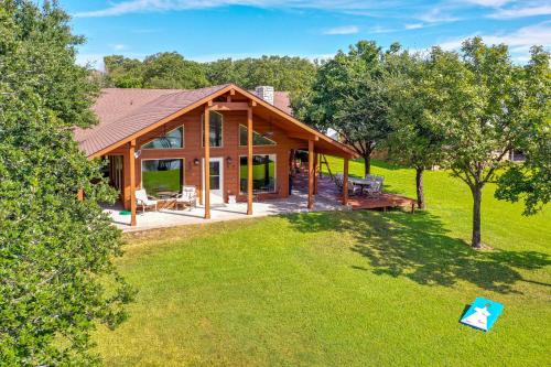 Log Cabin House | ‘Rhodes Retreat’ w/Dock on Cedar Creek Lake!