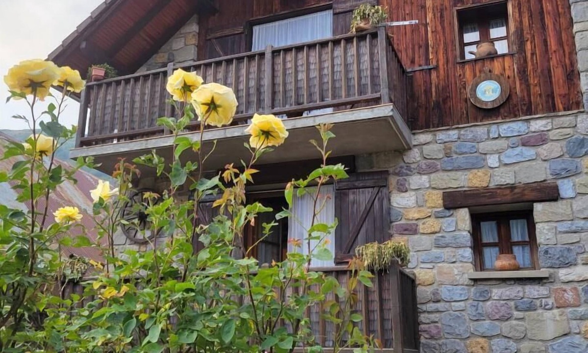 Saint-Dalmas House | Rhododendrons - VALDEBLORE