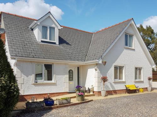 Cardigan House | Rhosyn Gwyn