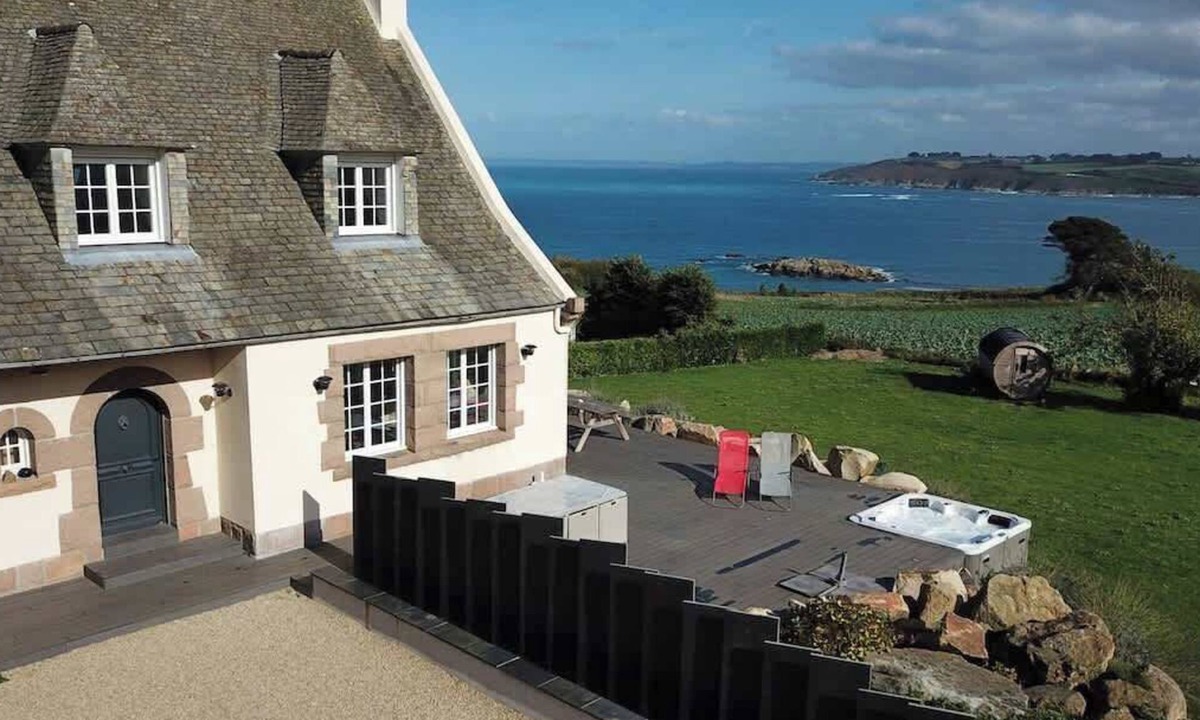 Plougasnou House | Rhun Izella - exceptional view jacuzzi & sauna