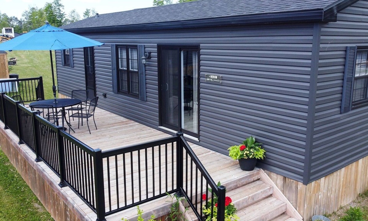 Otonabee-South Monaghan Cottage | Rice Lake Escape –Family Cottage with Pool, Beach Access & Lake Views.