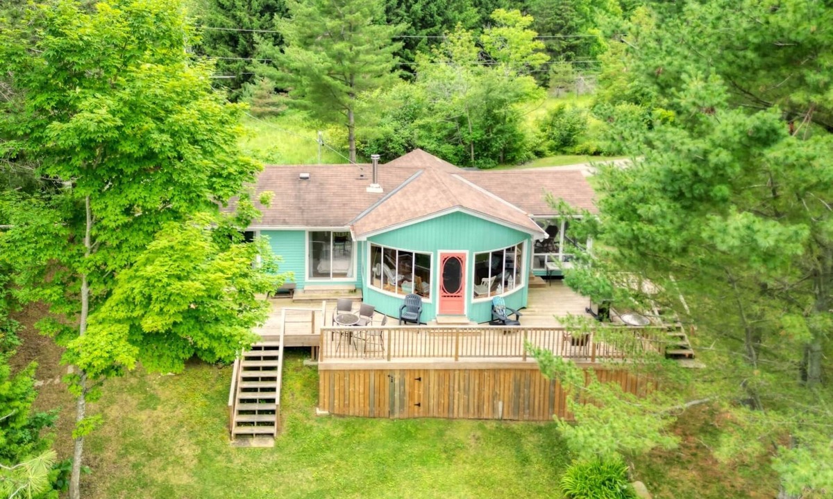 Portland Ski Chalet | Rideau Pines | Waterfront Cottage on Big Rideau Lake