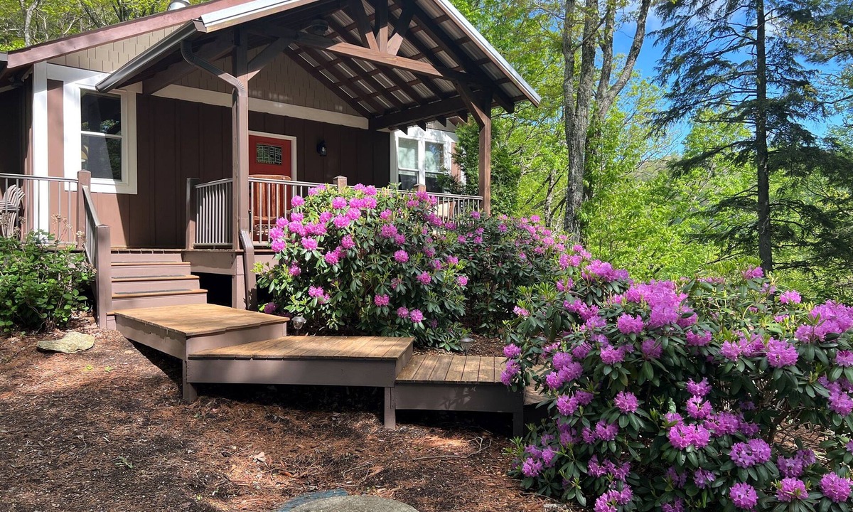 Apple Ridge Cottage | Ridgecrest cottage with Mountain Views