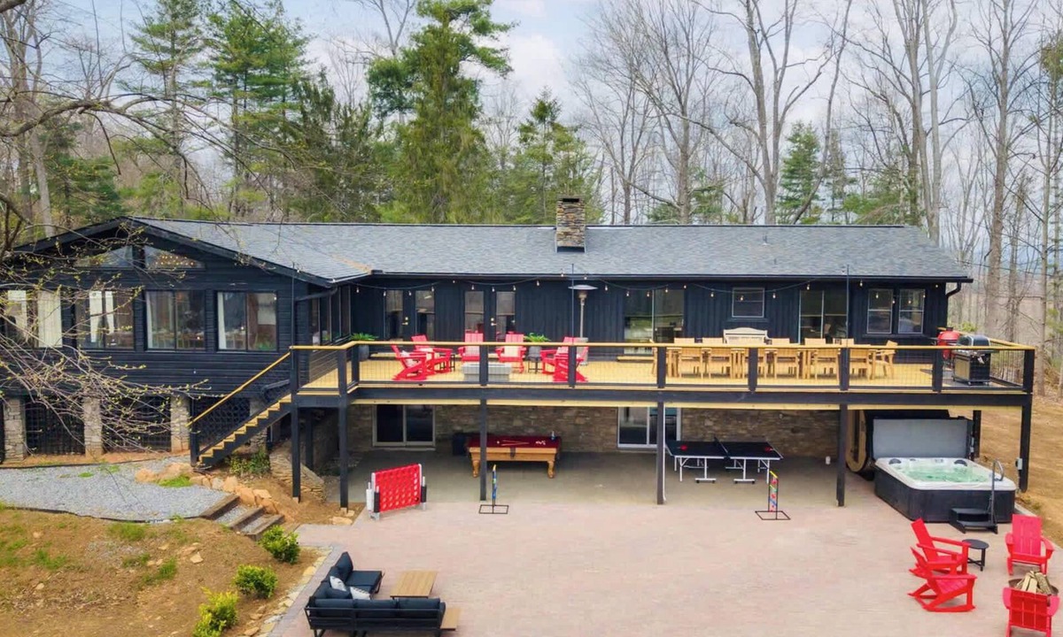 Skyland House | Ridgetop Compound | Sauna + Hot Tubs | Sleeps 26!