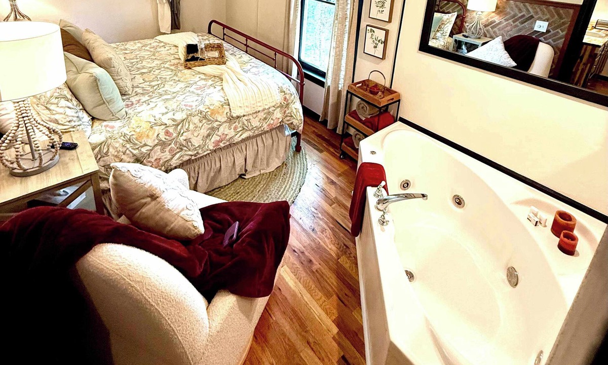 Eureka Springs Historic District Apartment | Ridgeway Bed & Brksfst Suite, Full Kitchen, Slps 4