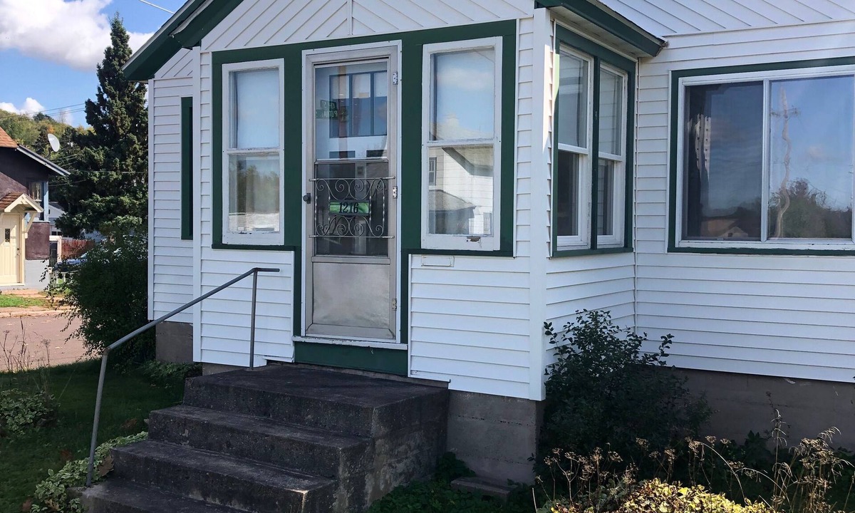 Wakefield House | Right across from the lake.