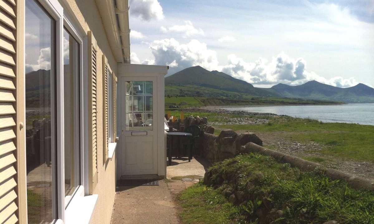 Dinas House | RIGHT ON THE BEACH !