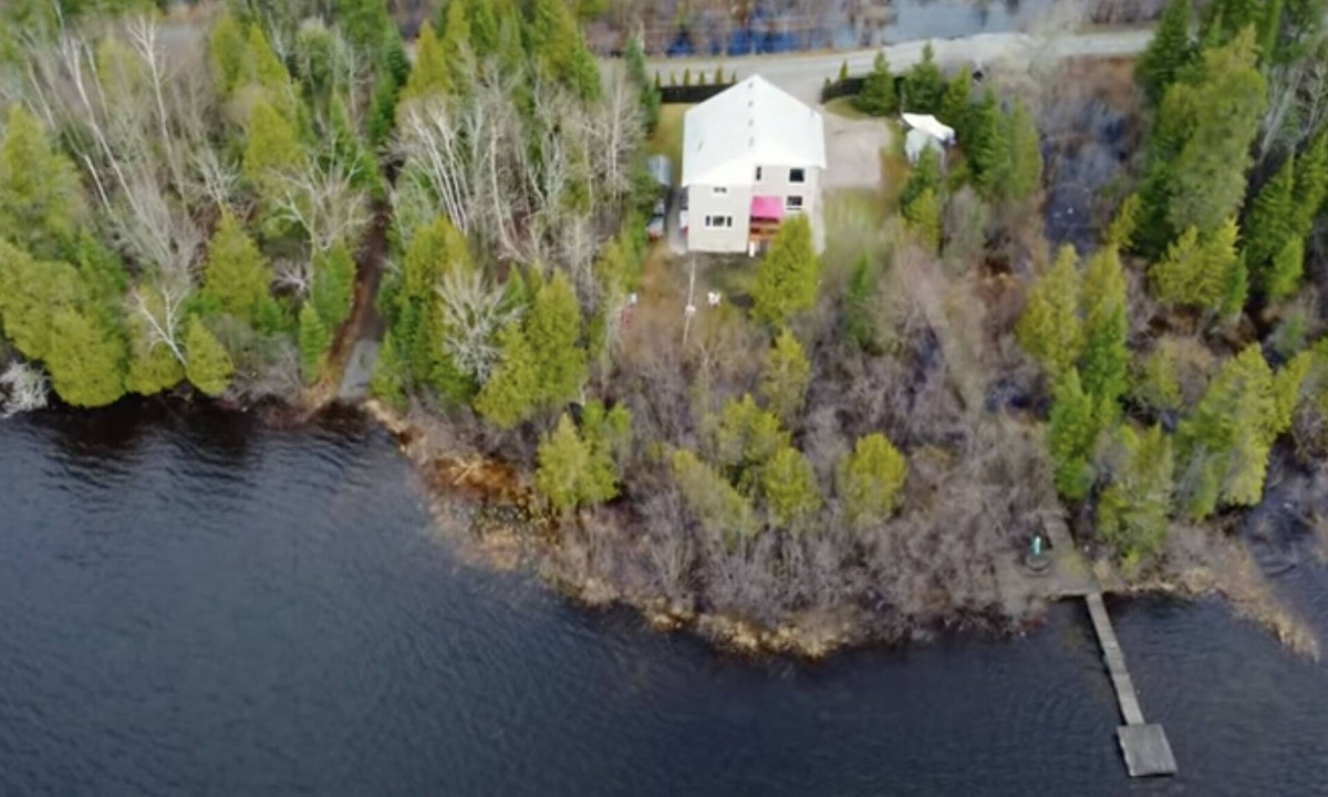Faraday Cottage | Right on the water - swim, kayak, fish and relax