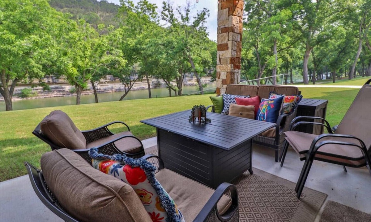 New Braunfels Condo | Rio Heaven 107 · Condo on the Guadalupe River - Winter Texans Welcome