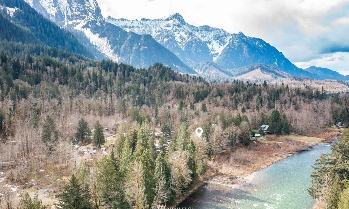 Gold Bar Cabin | Rising Sun Retreat- peaceful riverfront views spa