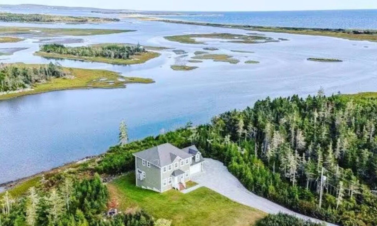East Petpeswick House | Rising Tides Oceanfront Retreat with Hot Tub , Kayaks and Fire Pit/Surf