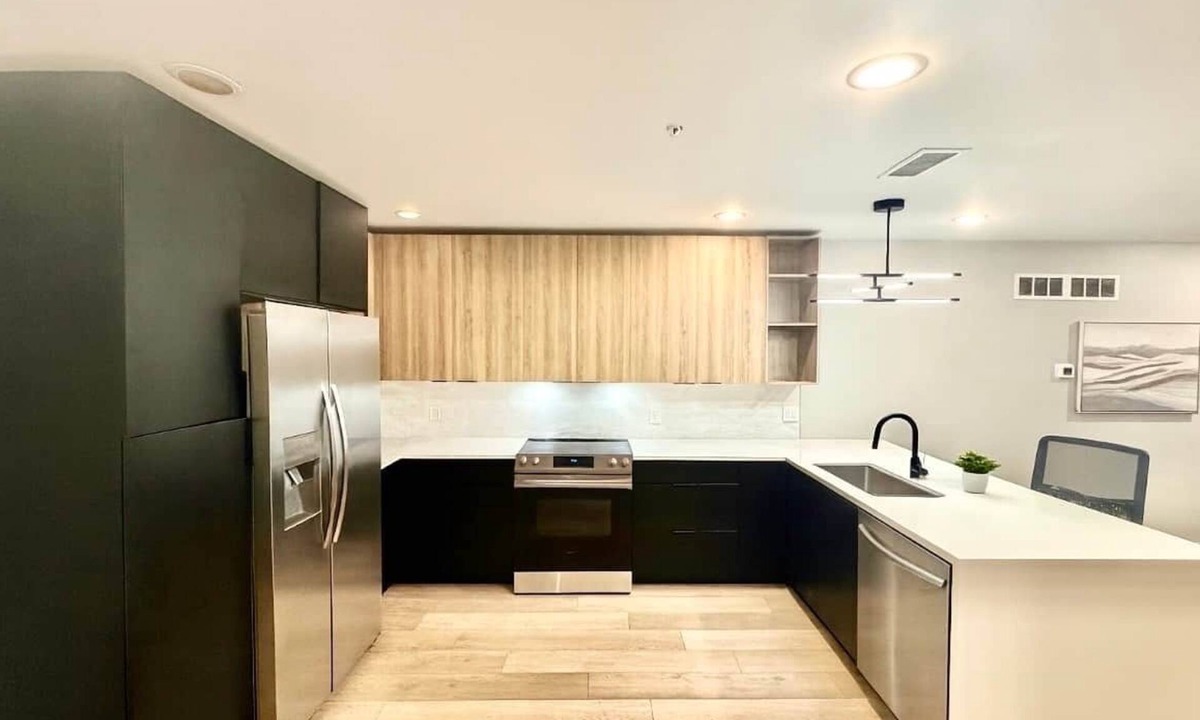 Graduate Hospital Apartment | Rittenhouse 3 bedroom & backyard