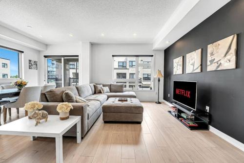 Burlington House | Ritzy 3BR Home with Balcony Near Burlington Pier