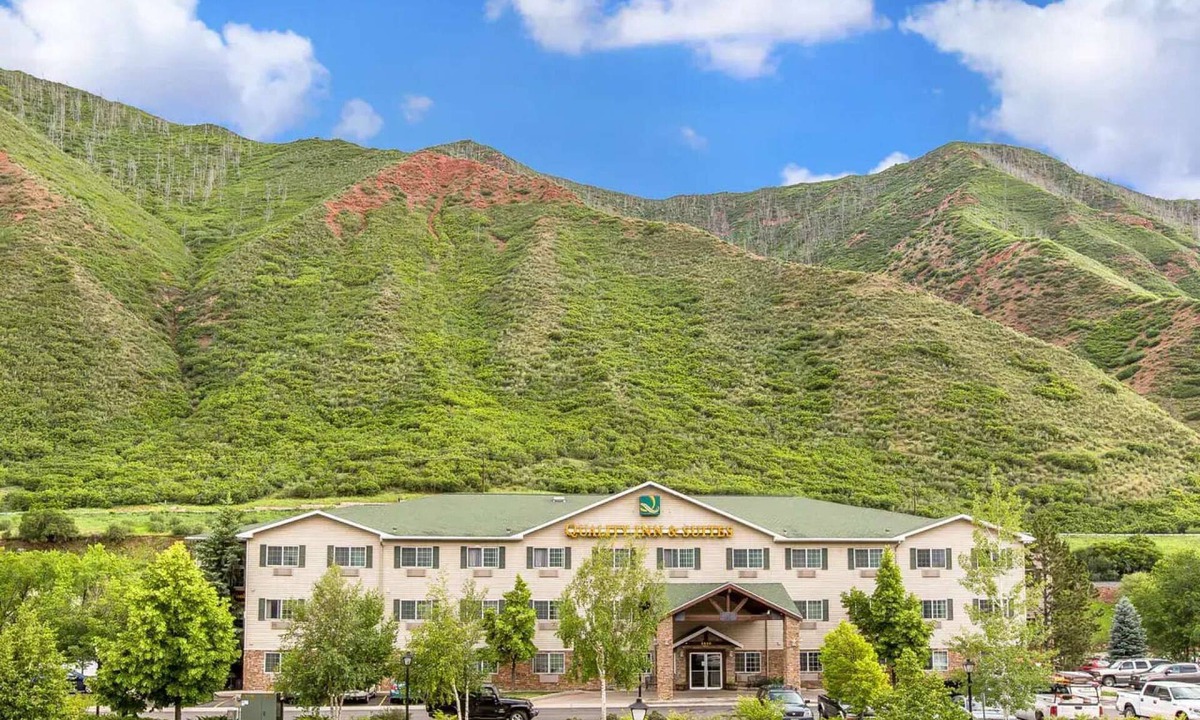 Glenwood Springs Hotel | River and Mountain Views + Free Breakfast & Pool