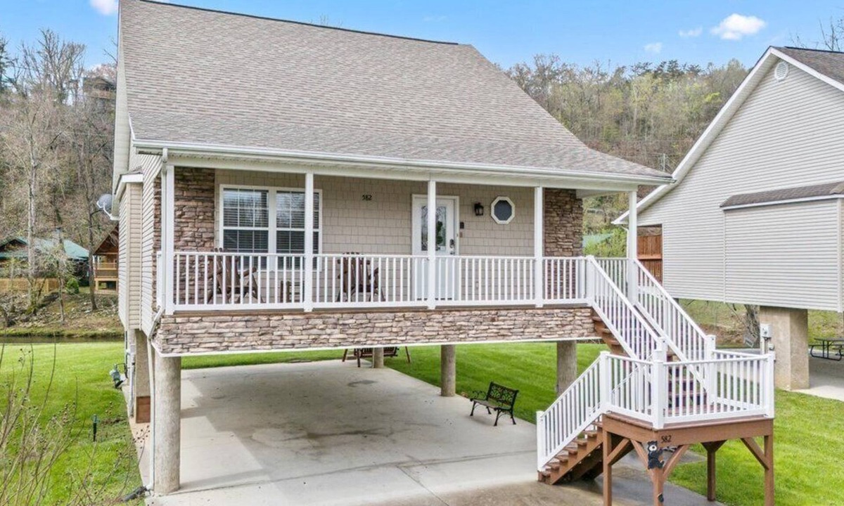 Pigeon Forge Ski Chalet | River Bear-Riverfront in Pigeon Forge
