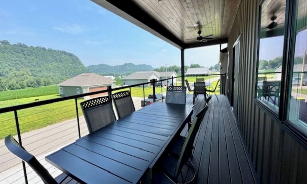 Harpers Ferry House | River Bluff Getaway– Upper 3BR/2BA Upper Level Unit with Gorgeous Deck Views