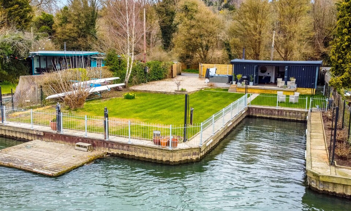 Henley House | River cabin & Mills Cottage