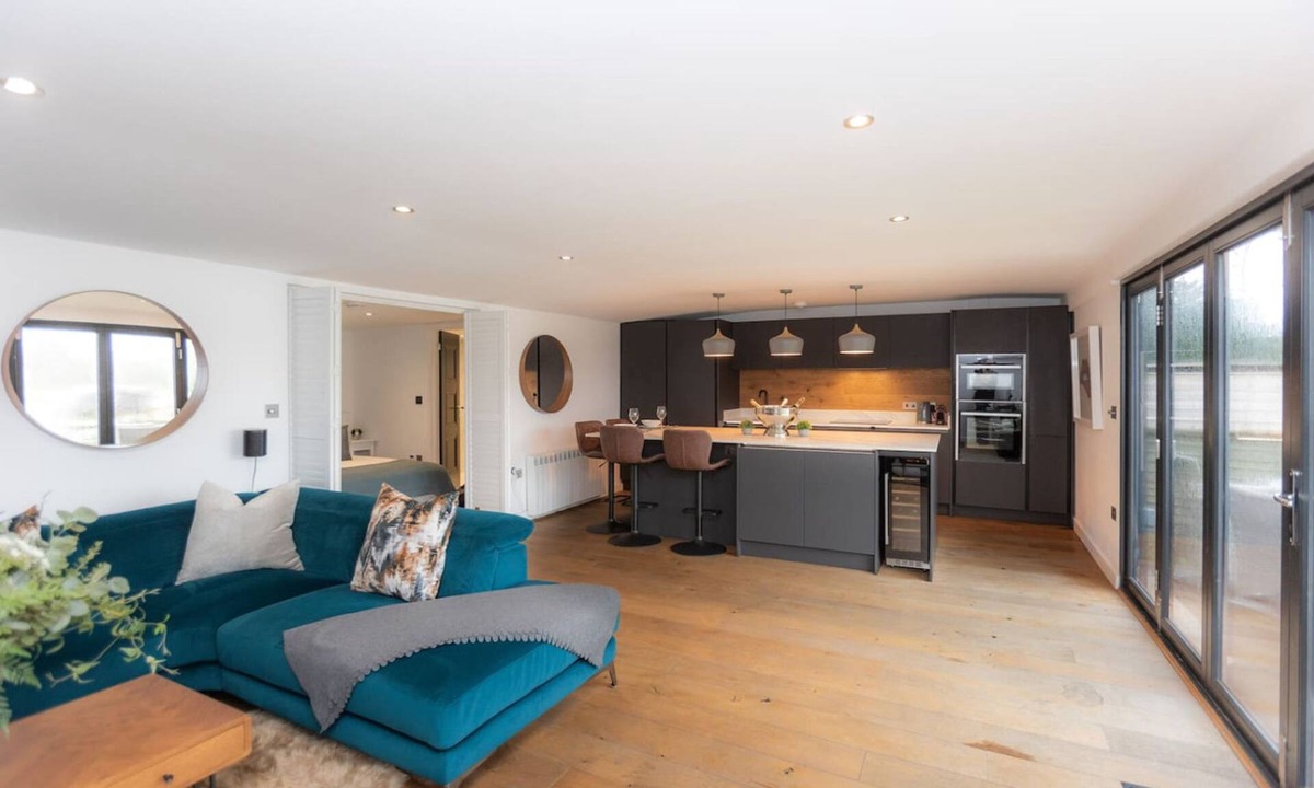 Henley Apartment | River Cabin With Mooring - From 250 Per Night