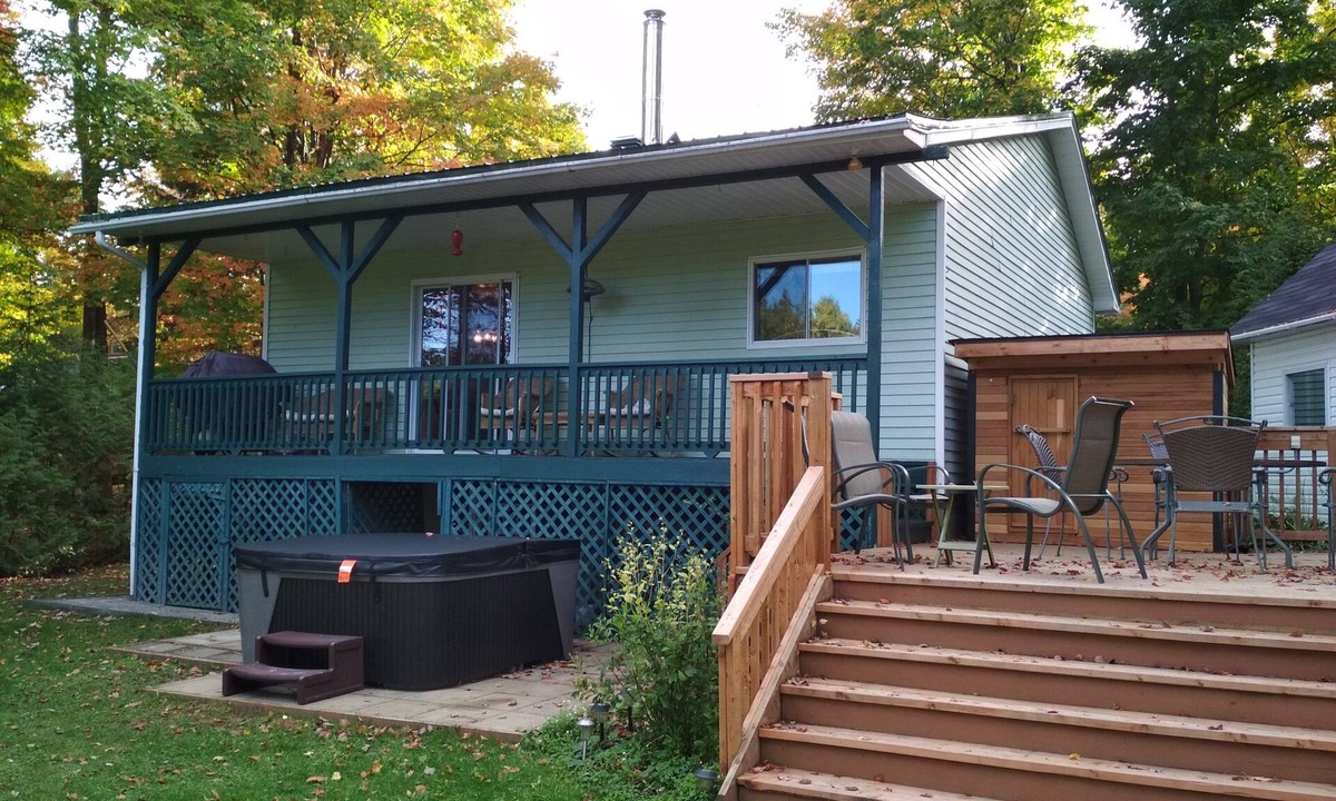 Saint-Andre-Avellin Cottage | River Cottage, Sauna and Spa