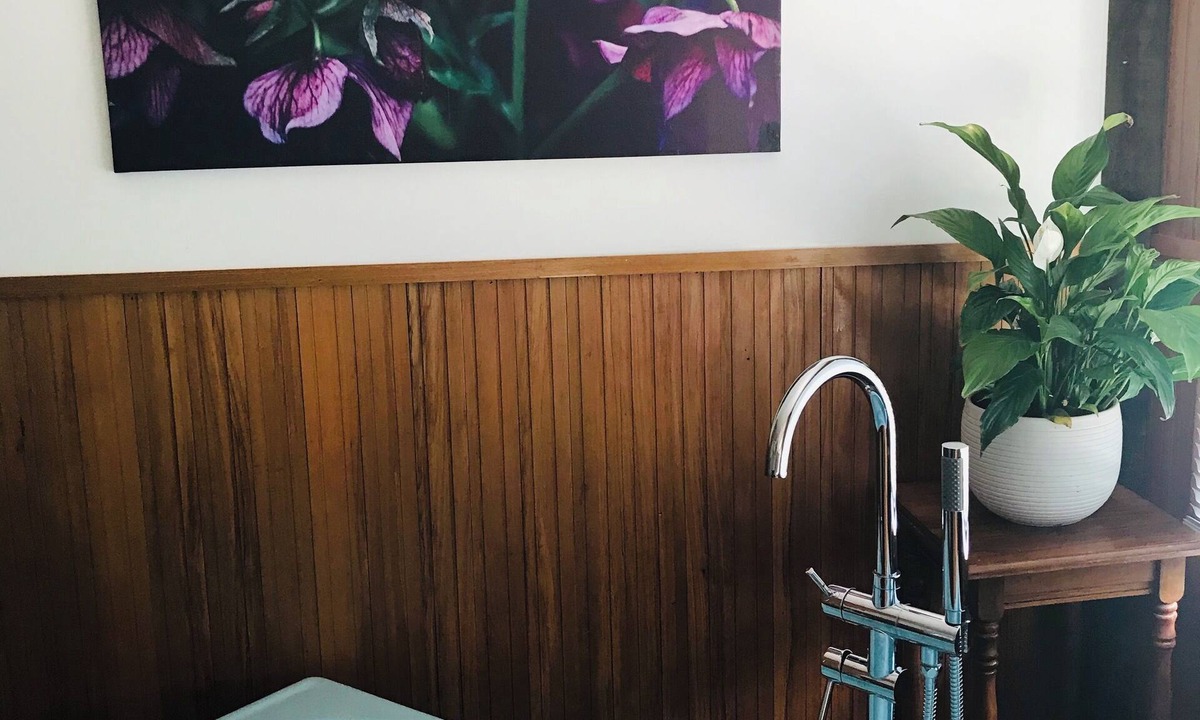 Katikati Cabin | River cottage- romantic country getaway, fire pit, bath tub, and sauna access.