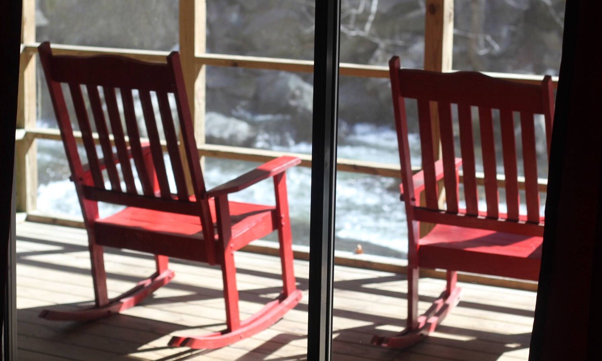 Chimney Rock Cabin | River Cottage, sleeps 4, beautiful river view.