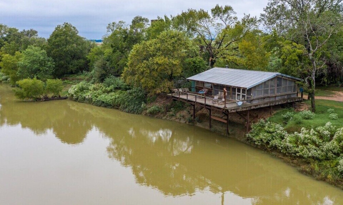 Satin House | River Front Boat House