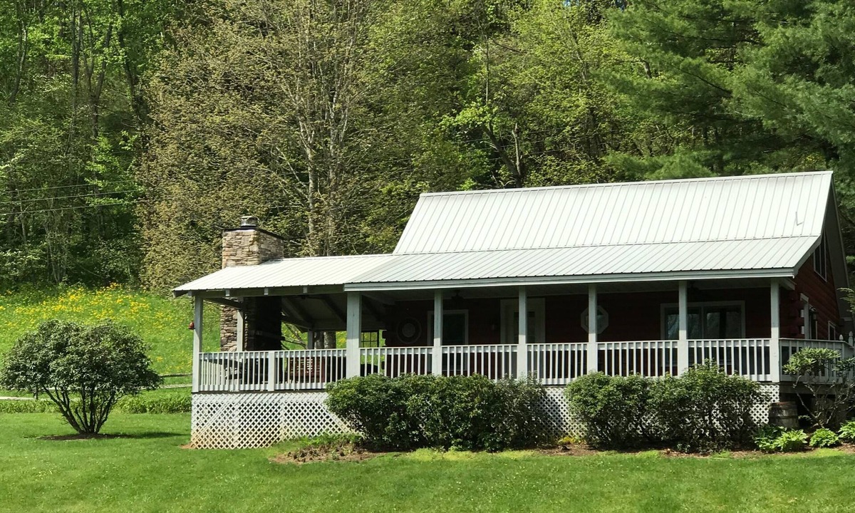Creston House | River Front Cabin with Cozy Comfort and Mountain View