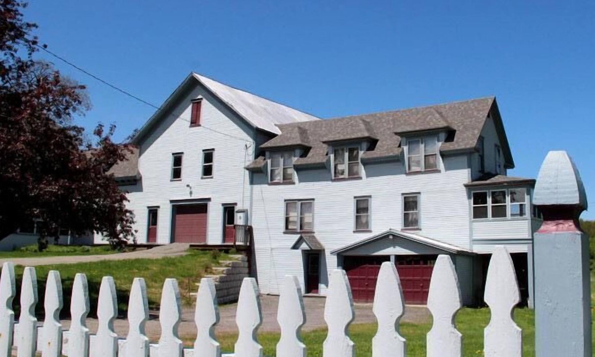 Barton House | River Front Guesthouse On Vast Trail